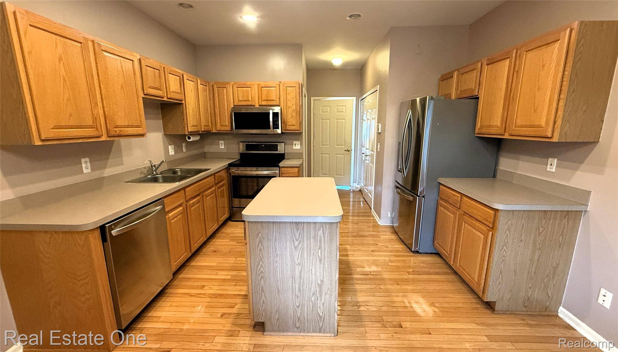 West Bloomfield, MI 48322,4392 Gateway CIR