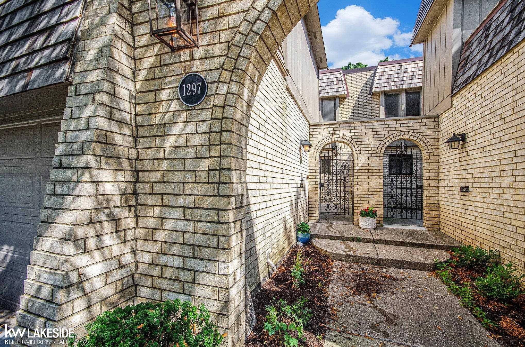 Rochester Hills, MI 48307,1297 Oakwood CT