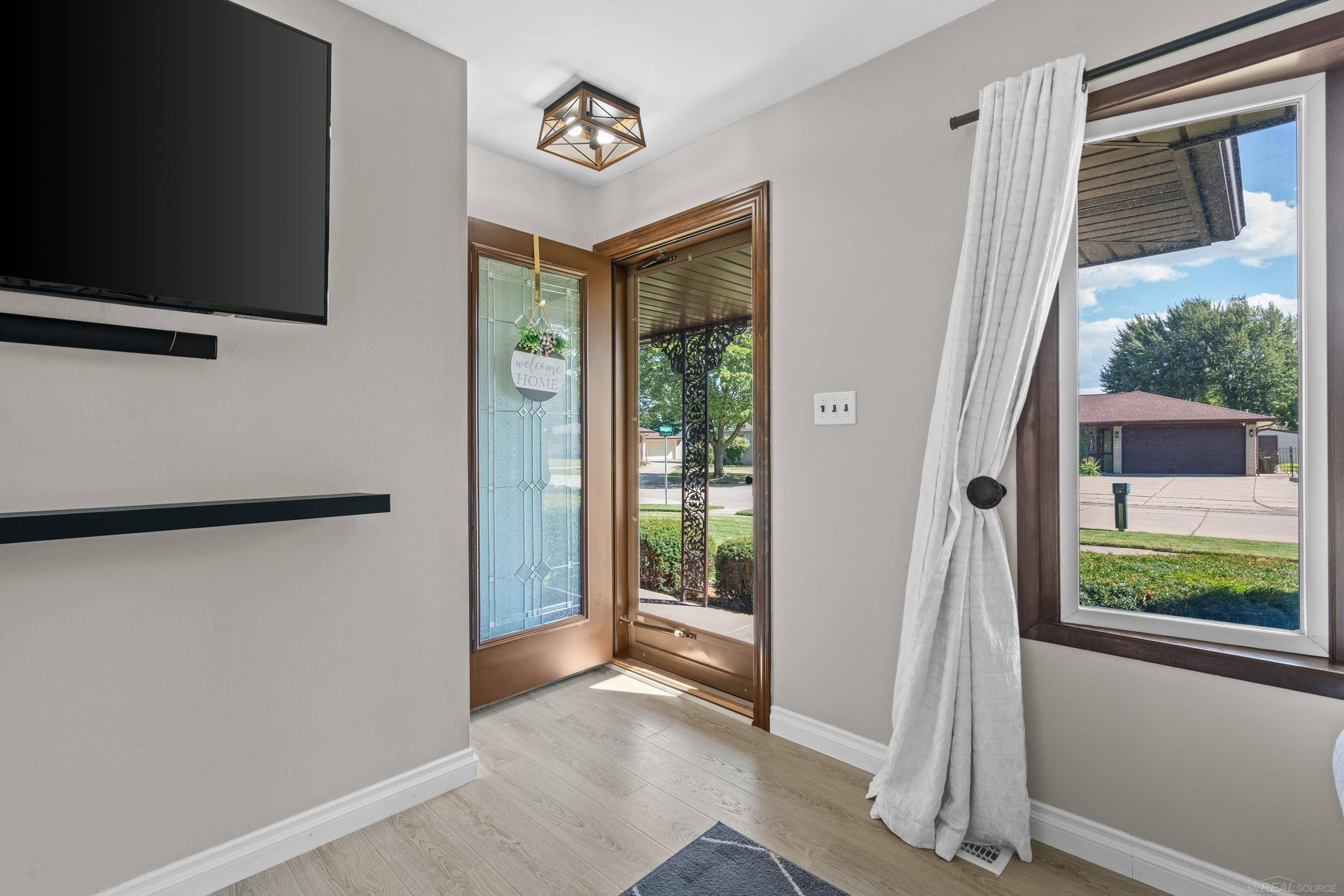 Sterling Heights, MI 48313,14993 Clemson DR