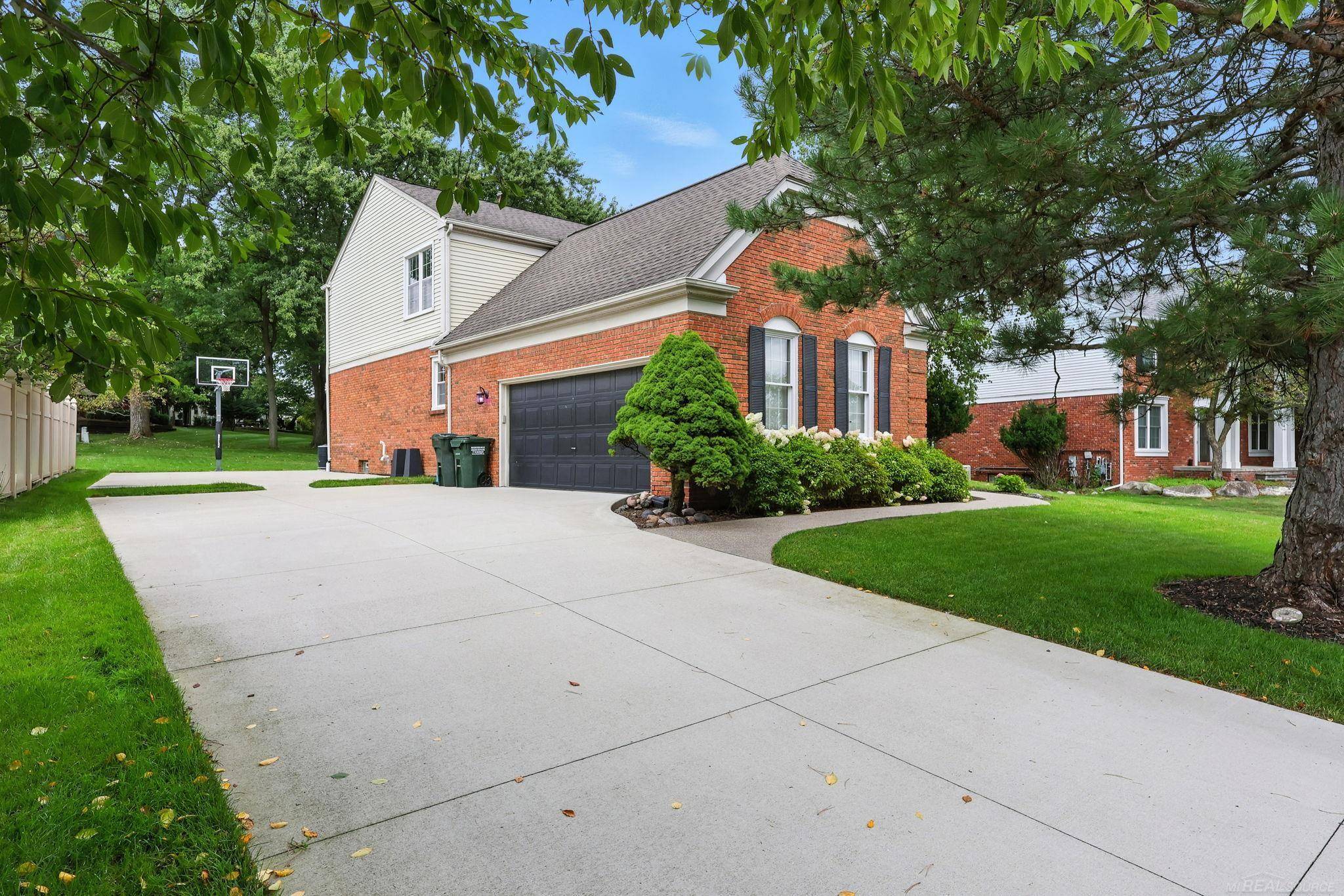 Rochester Hills, MI 48306,2208 Chippenham Chase DR