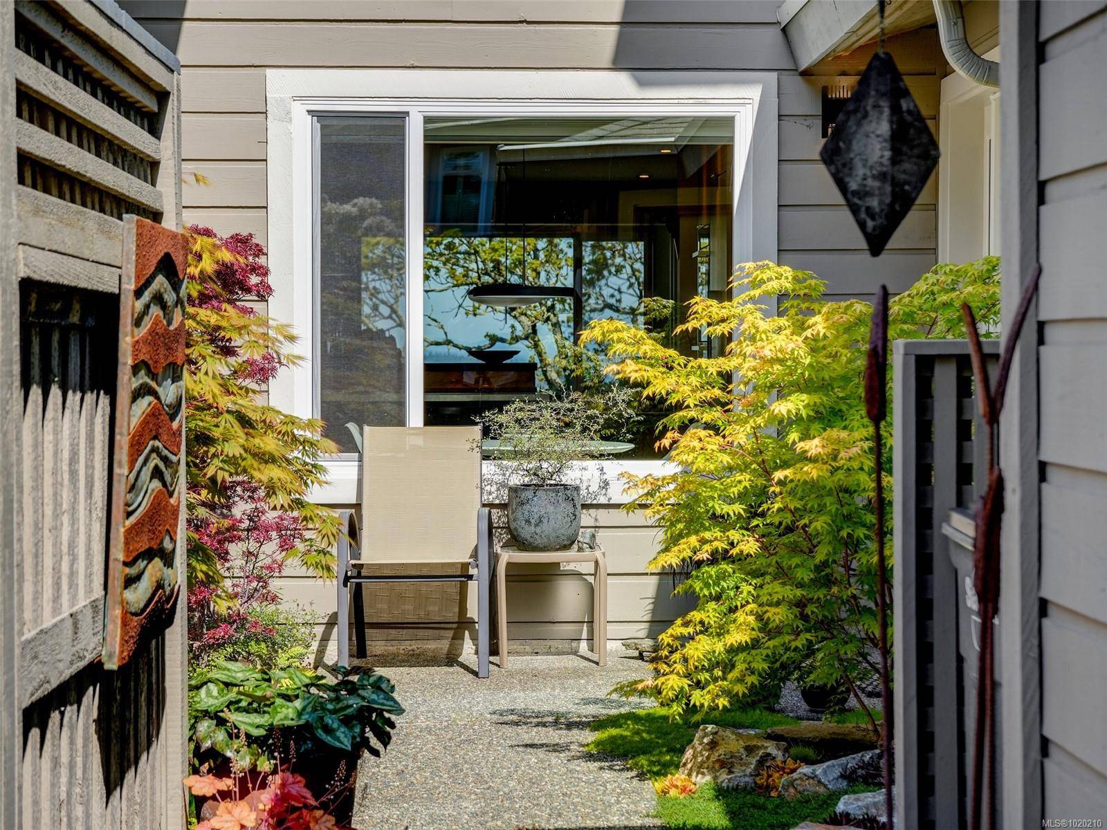 Saanich, BC V8N 5X5,2829 Arbutus Rd #603