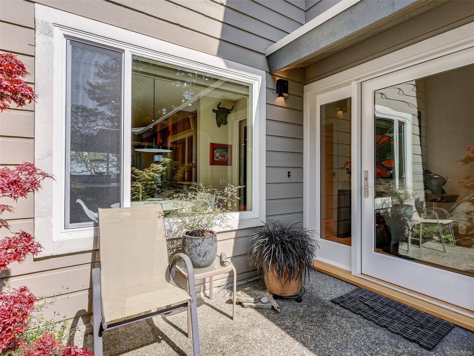 Saanich, BC V8N 5X5,2829 Arbutus Rd #603