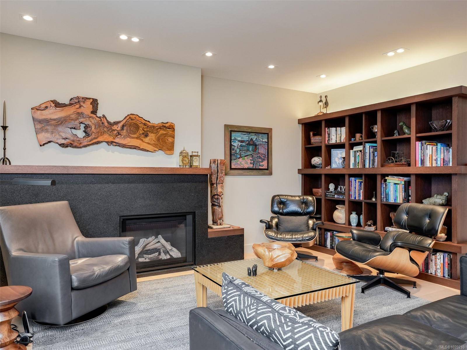 Saanich, BC V8N 5X5,2829 Arbutus Rd #603