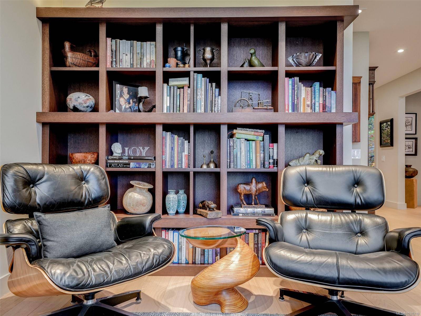 Saanich, BC V8N 5X5,2829 Arbutus Rd #603