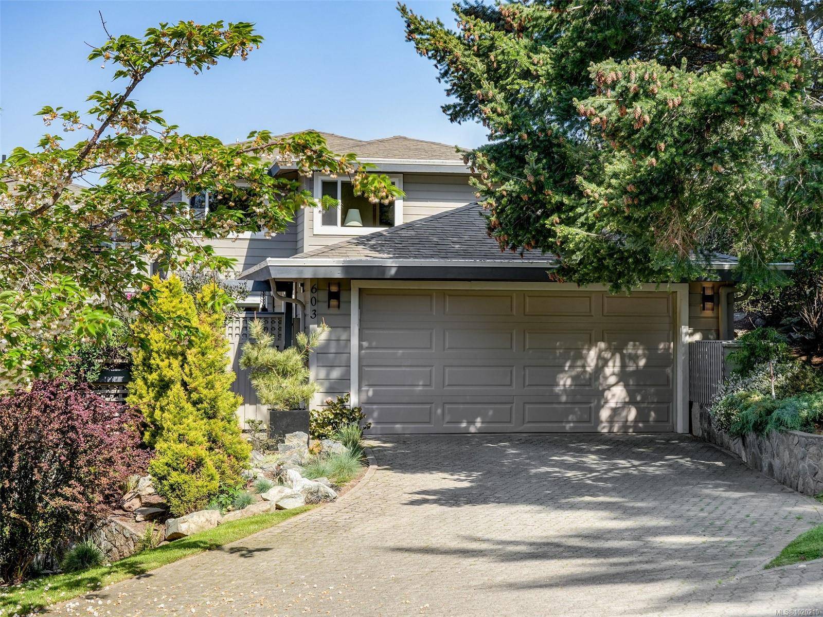 Saanich, BC V8N 5X5,2829 Arbutus Rd #603