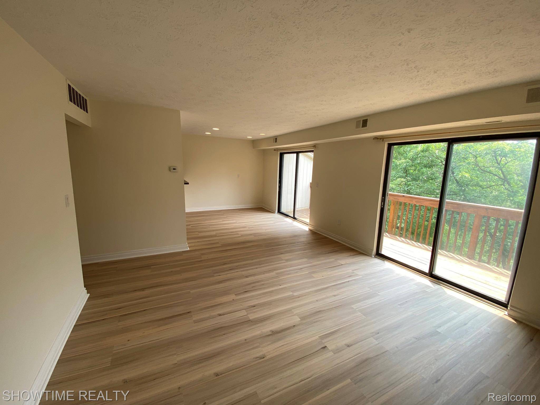 Rochester Hills, MI 48309,1697 Riverside DR #18