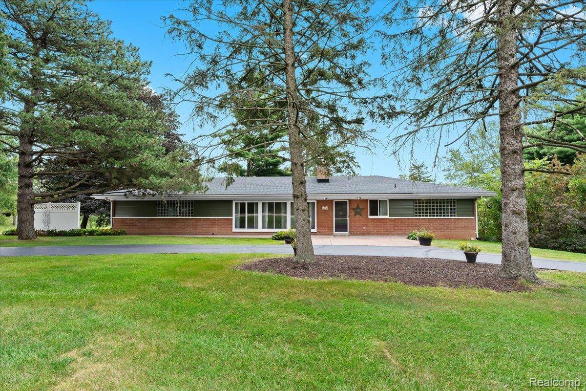 Bloomfield Hills, MI 48304,1036 E Long Lake RD