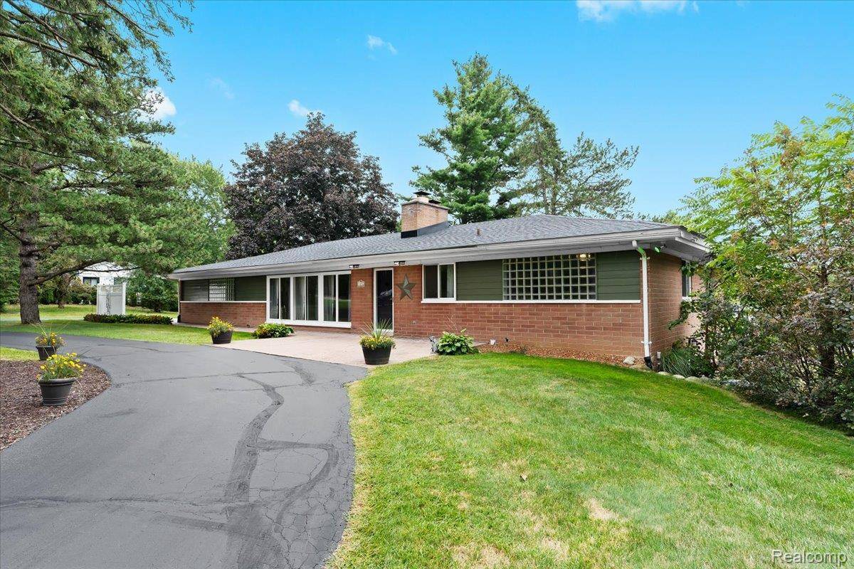 Bloomfield Hills, MI 48304,1036 E Long Lake RD
