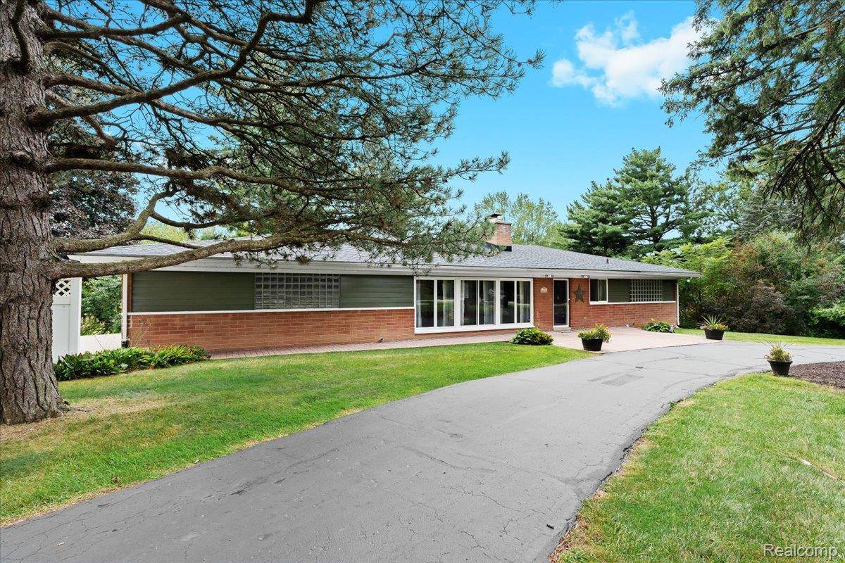 Bloomfield Hills, MI 48304,1036 E Long Lake RD