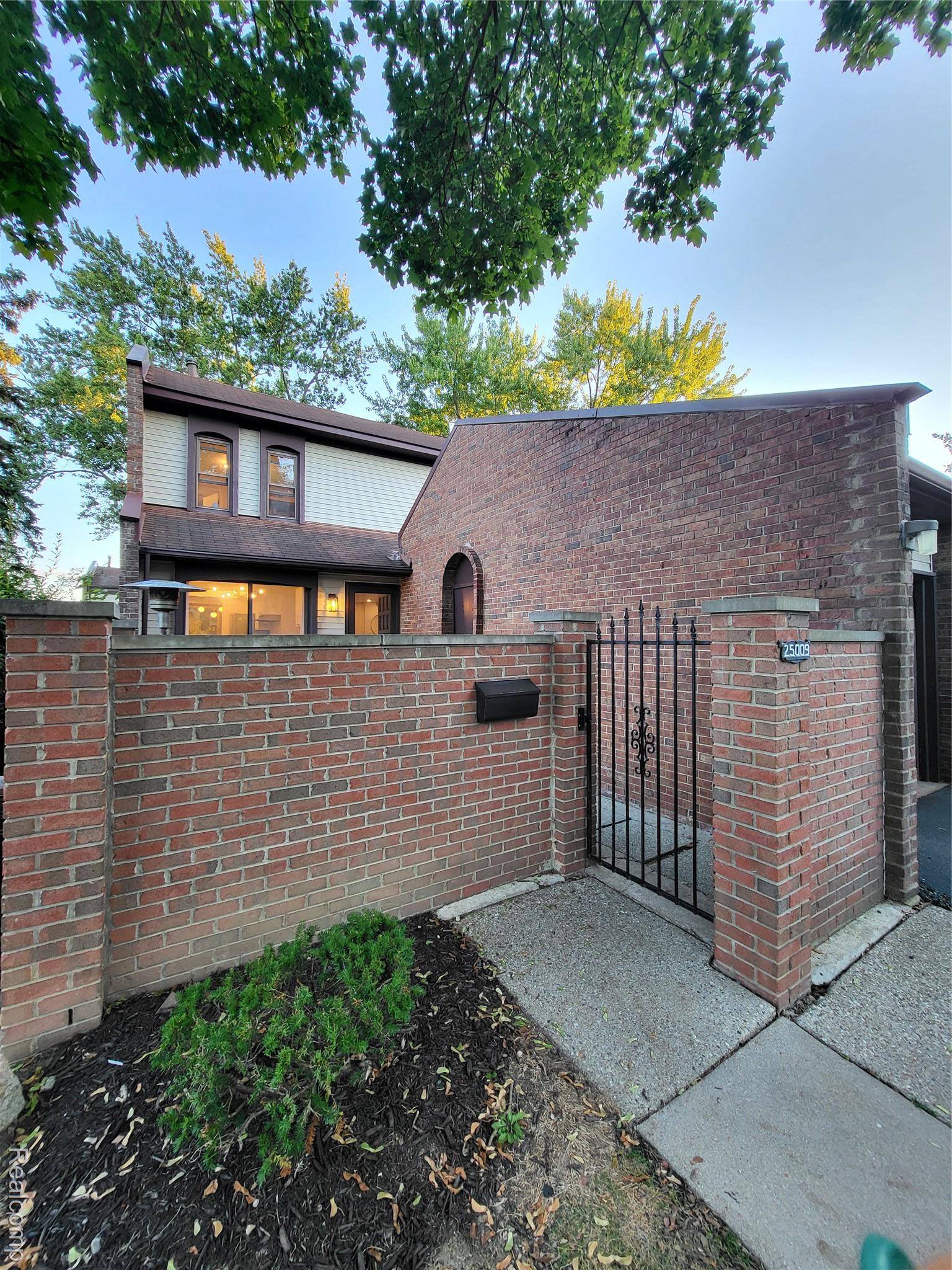 Southfield, MI 48034,25009 Chambley DR