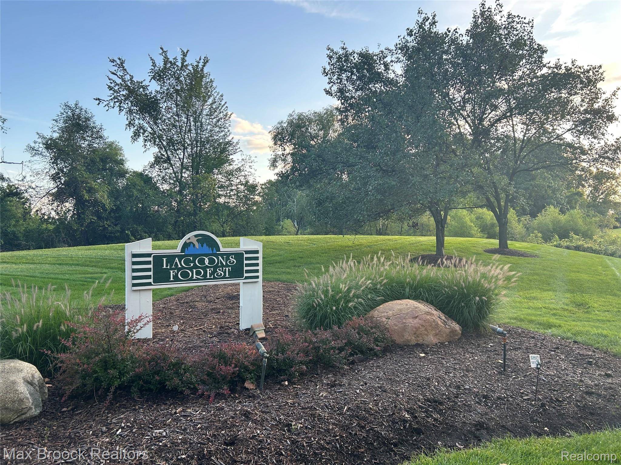 West Bloomfield, MI 48323,5015 Lake Vista DR