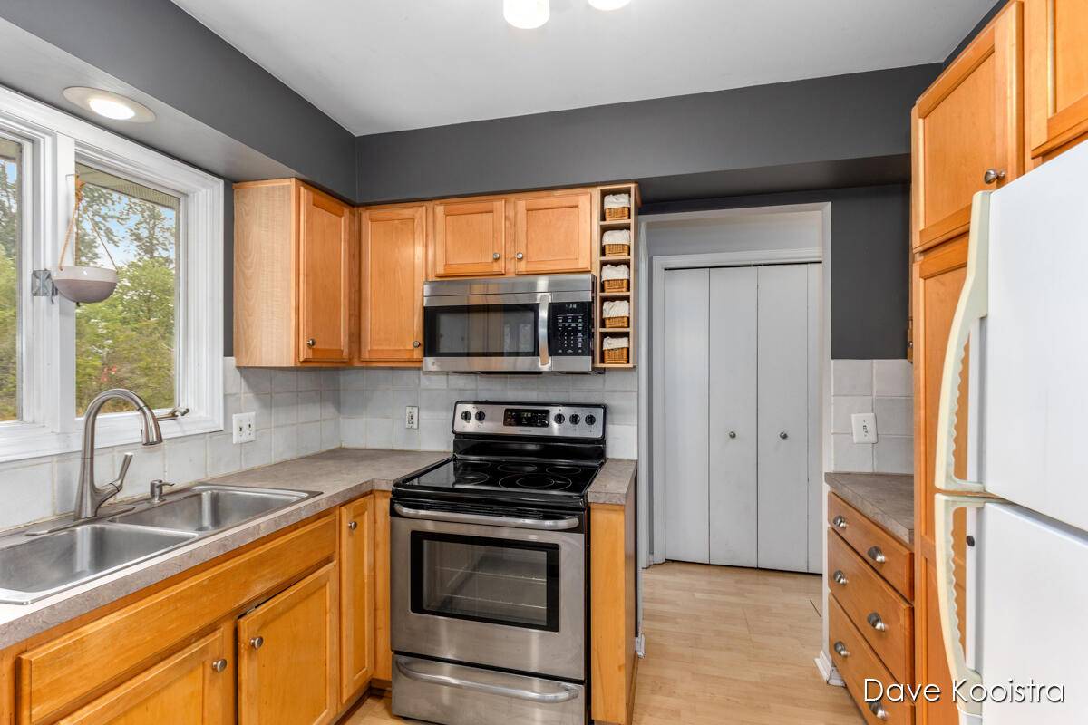 Kentwood, MI 49548,725 52nd ST SE