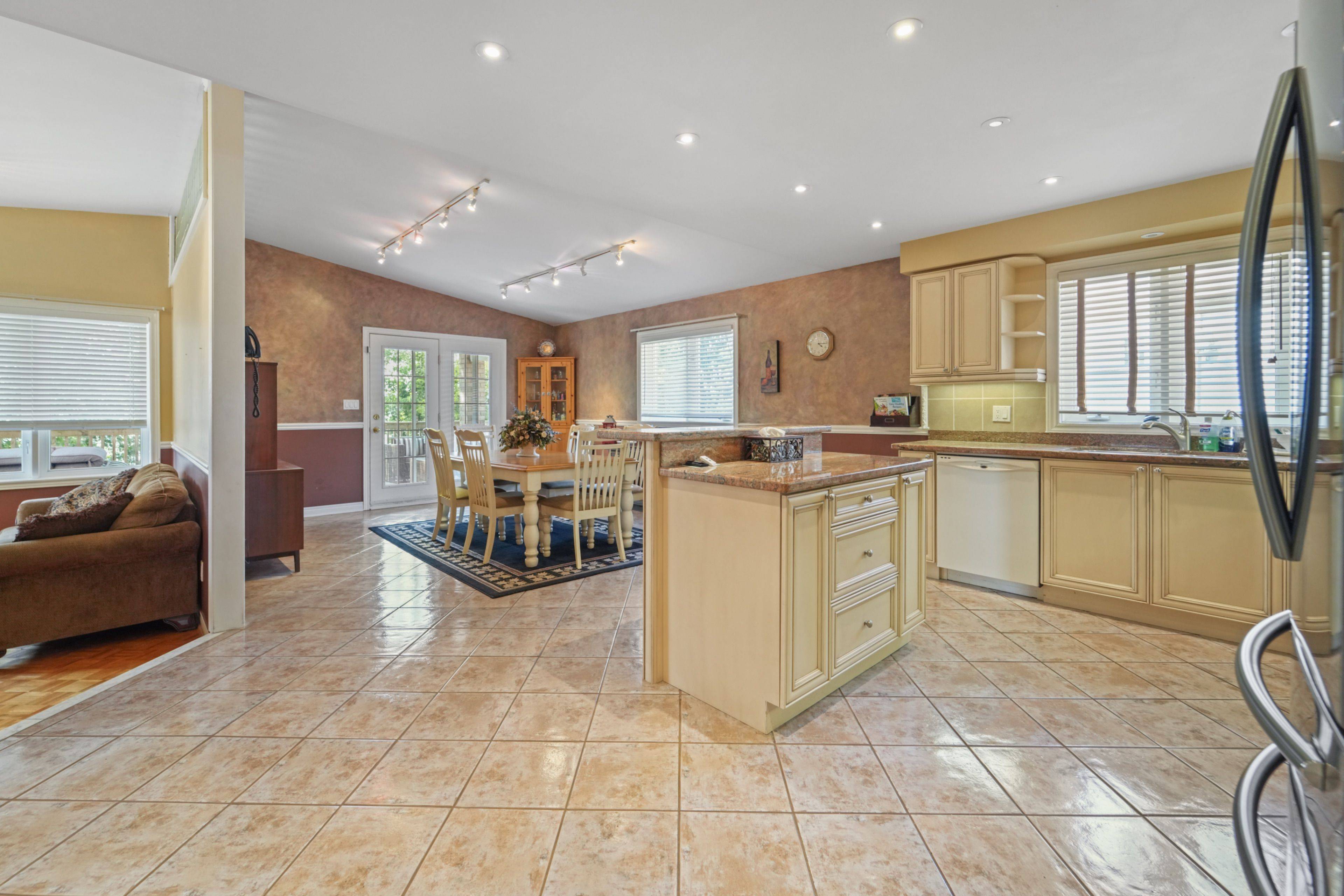 Selwyn, ON K9J 6X3,84 Maryland DR