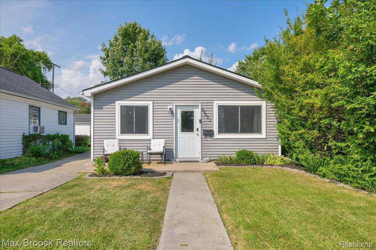 St. Clair Shores, MI 48080,22623 California ST