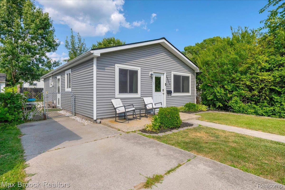 St. Clair Shores, MI 48080,22623 California ST