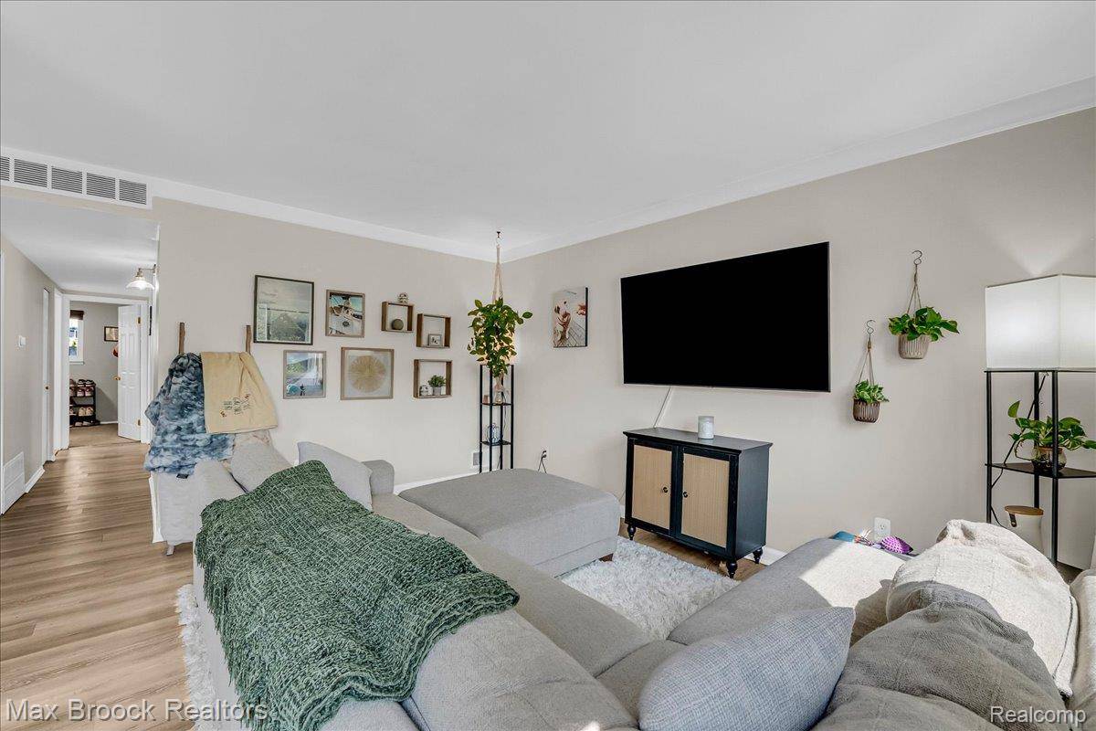 St. Clair Shores, MI 48080,22623 California ST