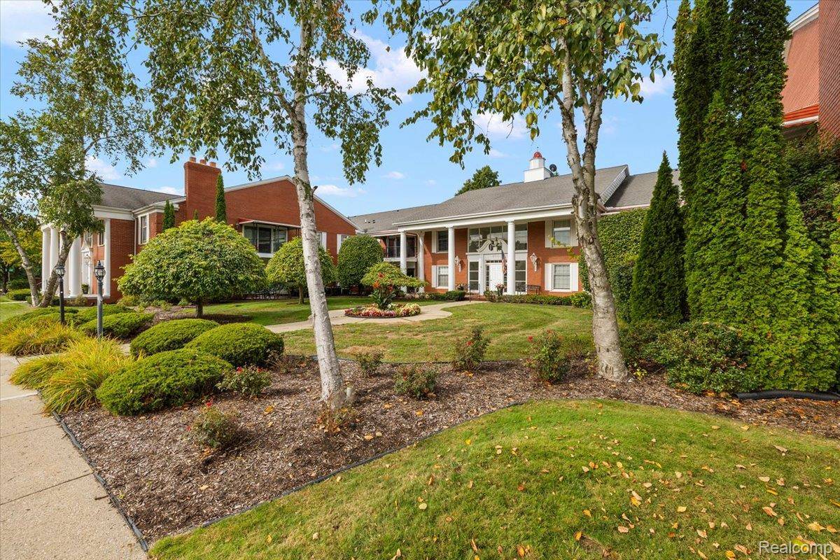 Beverly Hills, MI 48025,19710 W 13 Mile RD #202