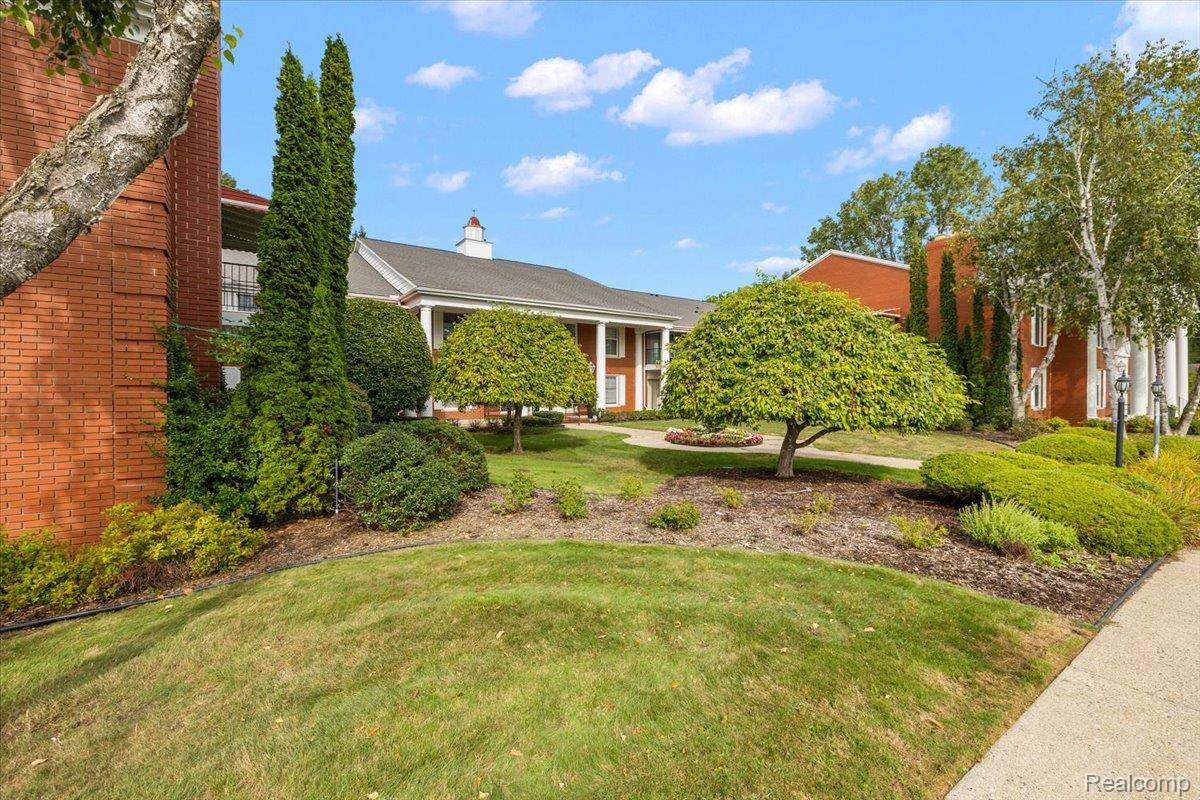 Beverly Hills, MI 48025,19710 W 13 Mile RD #202