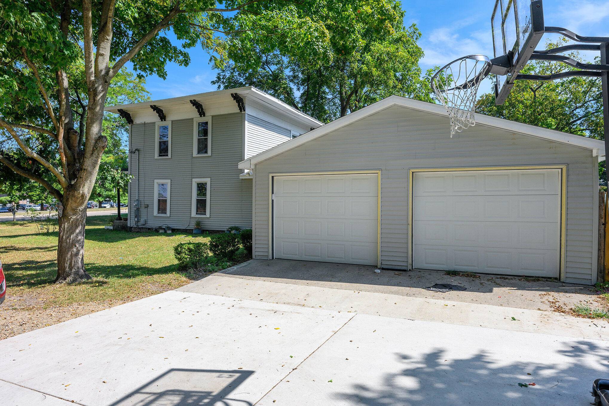 Lawton, MI 49065,806 E 3rd ST