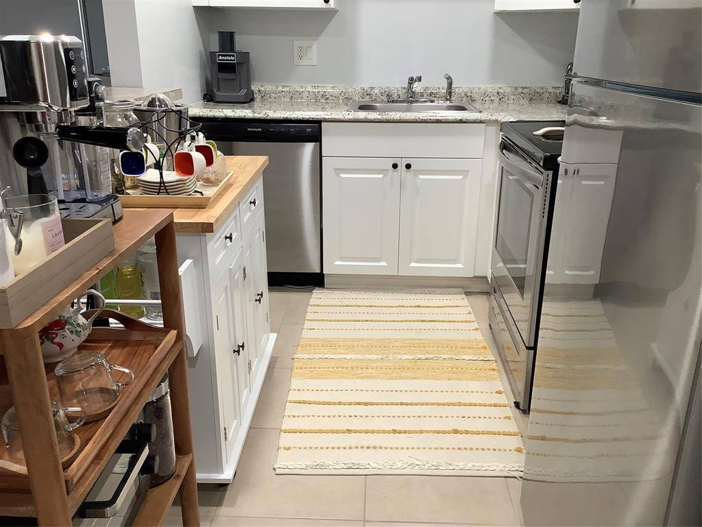 Lauderhill, FL 33319,4174 Inverrary Dr #309