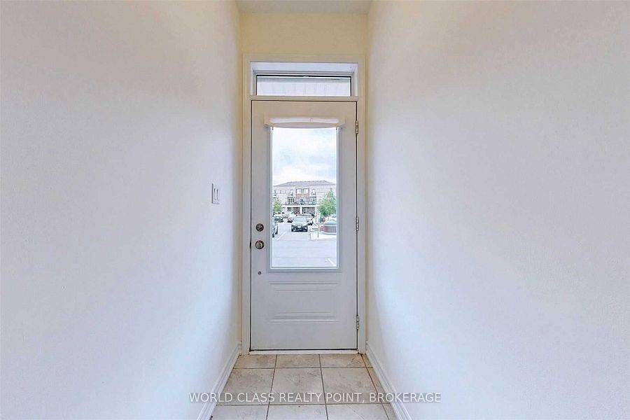 Kitchener, ON N2R 0L7,14 Daylily LN