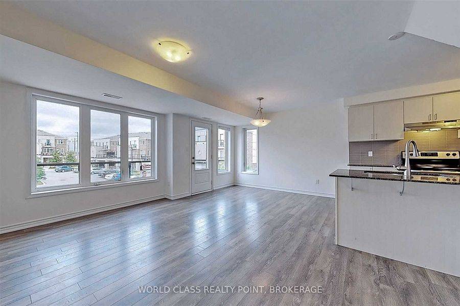 Kitchener, ON N2R 0L7,14 Daylily LN