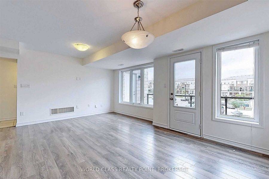 Kitchener, ON N2R 0L7,14 Daylily LN