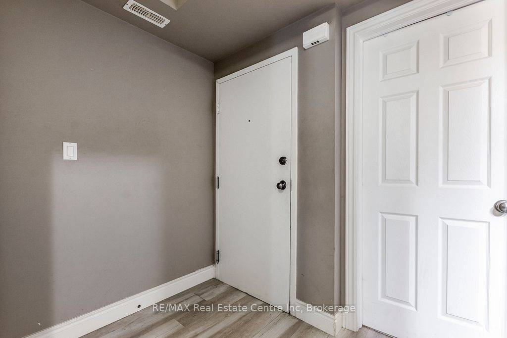 Kitchener, ON N2E 0E3,38 Howe DR #8B