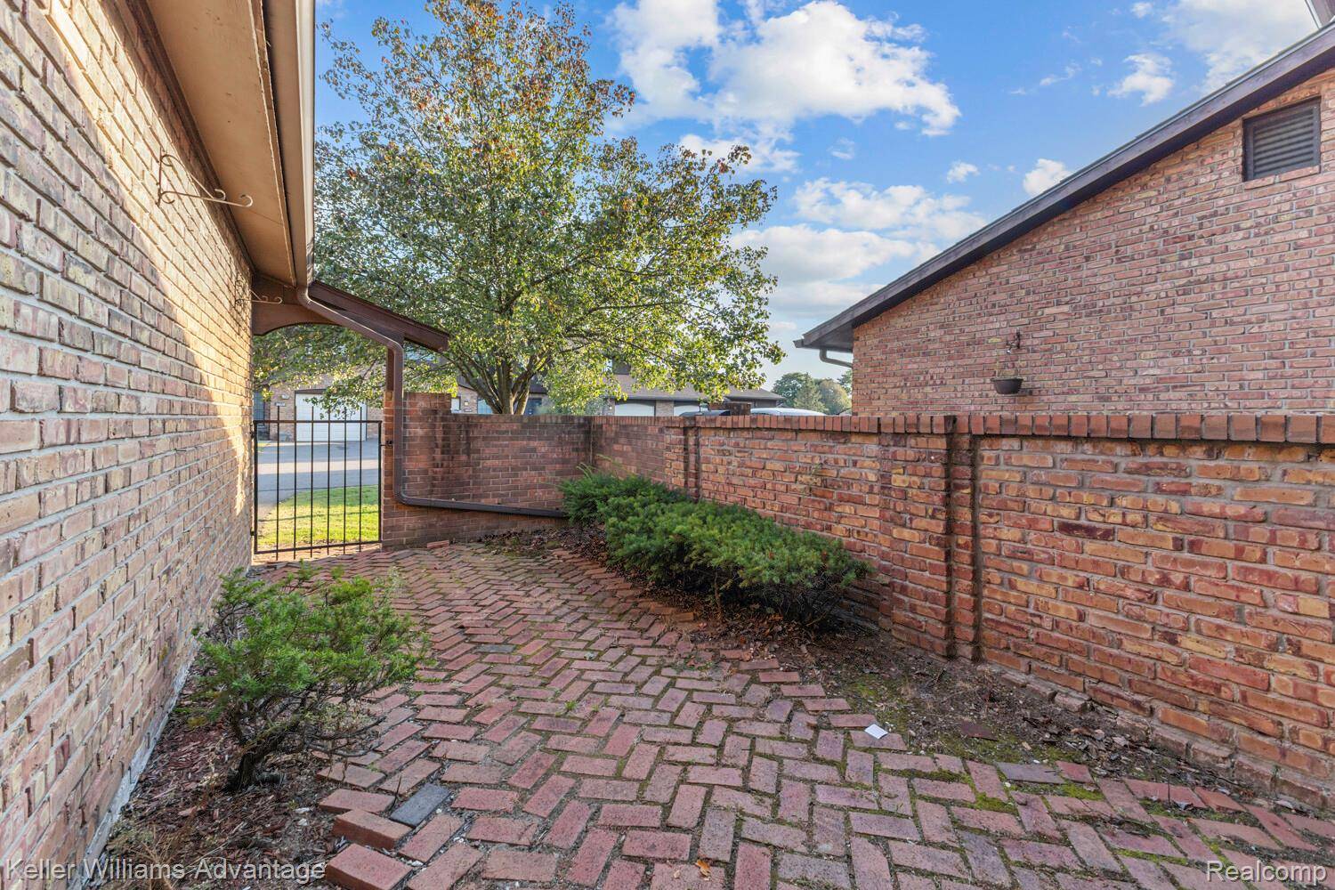 Southfield, MI 48033,26692 Summerdale DR