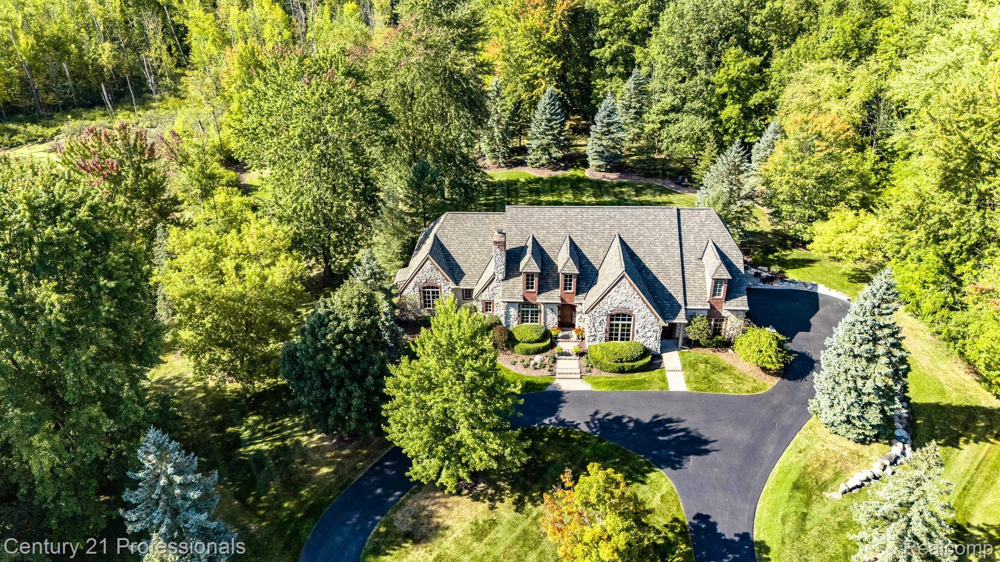 Grand Blanc, MI 48439,8242 Pine Hollow CT