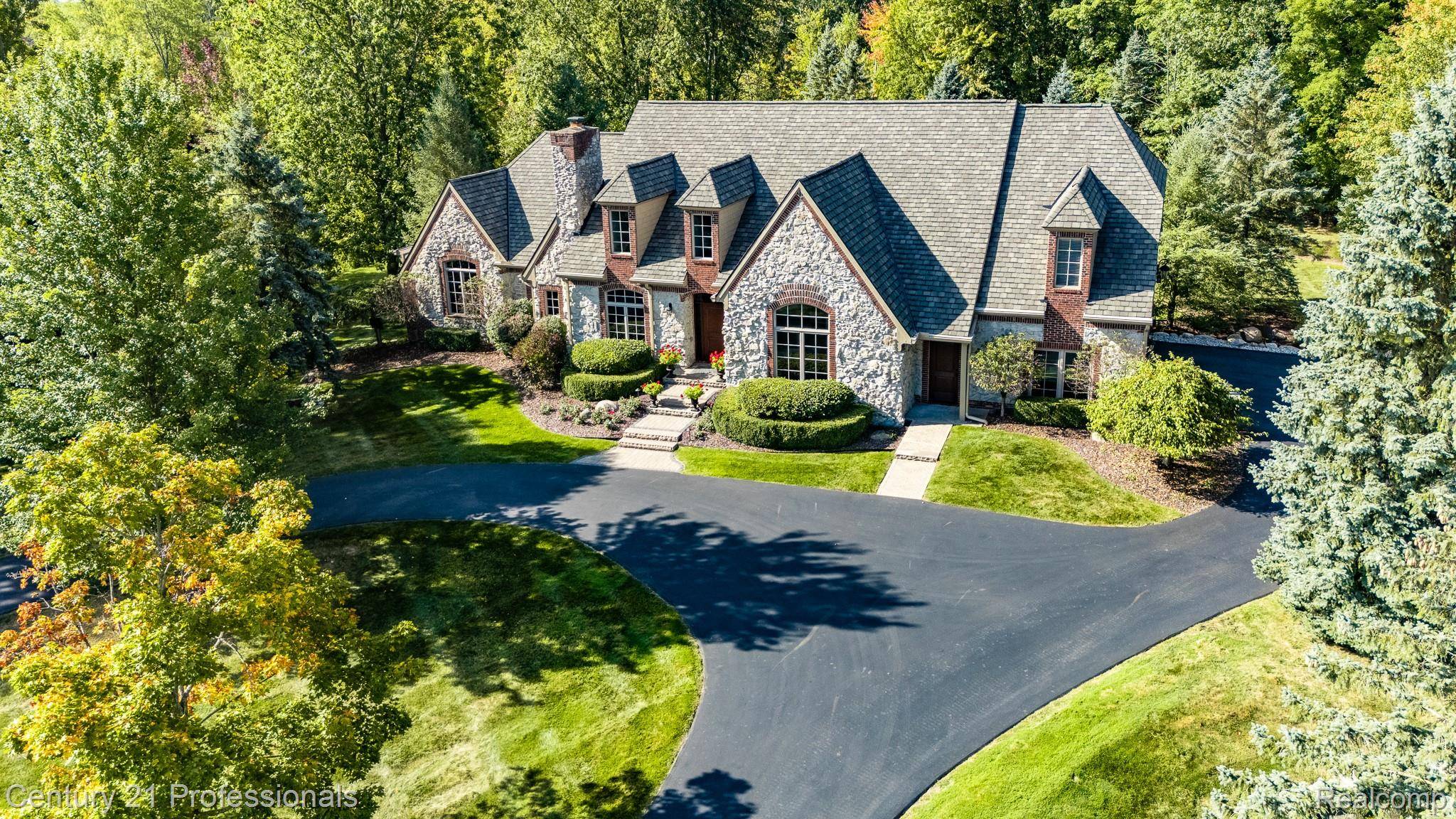 Grand Blanc, MI 48439,8242 Pine Hollow CT