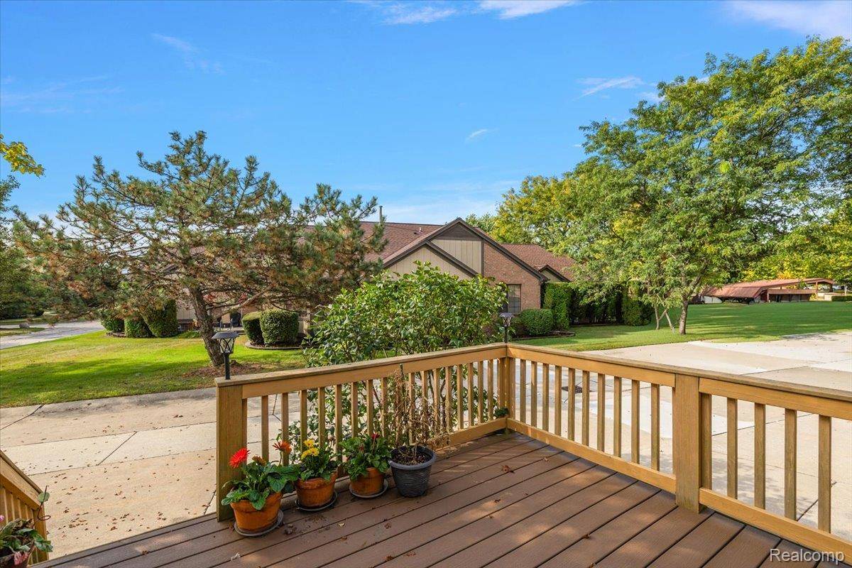 Rochester Hills, MI 48307,404 Meadow Bridge DR