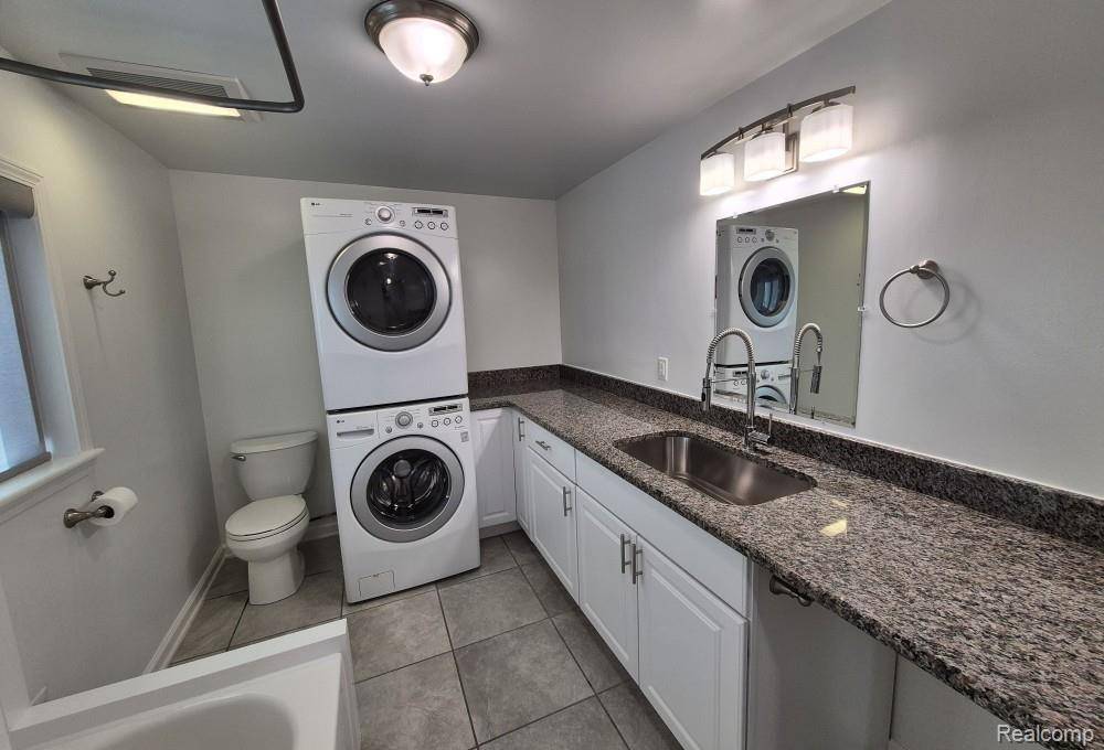 West Bloomfield, MI 48324,7377 Cooley Lake RD