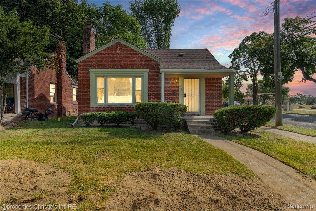 Detroit, MI 48219,18400 Plainview AVE