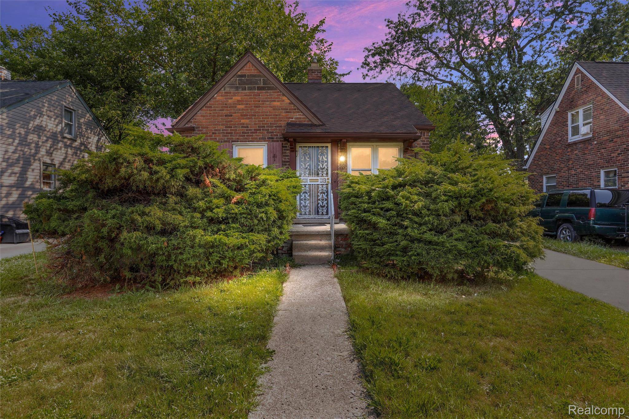 Detroit, MI 48224,5290 University PL