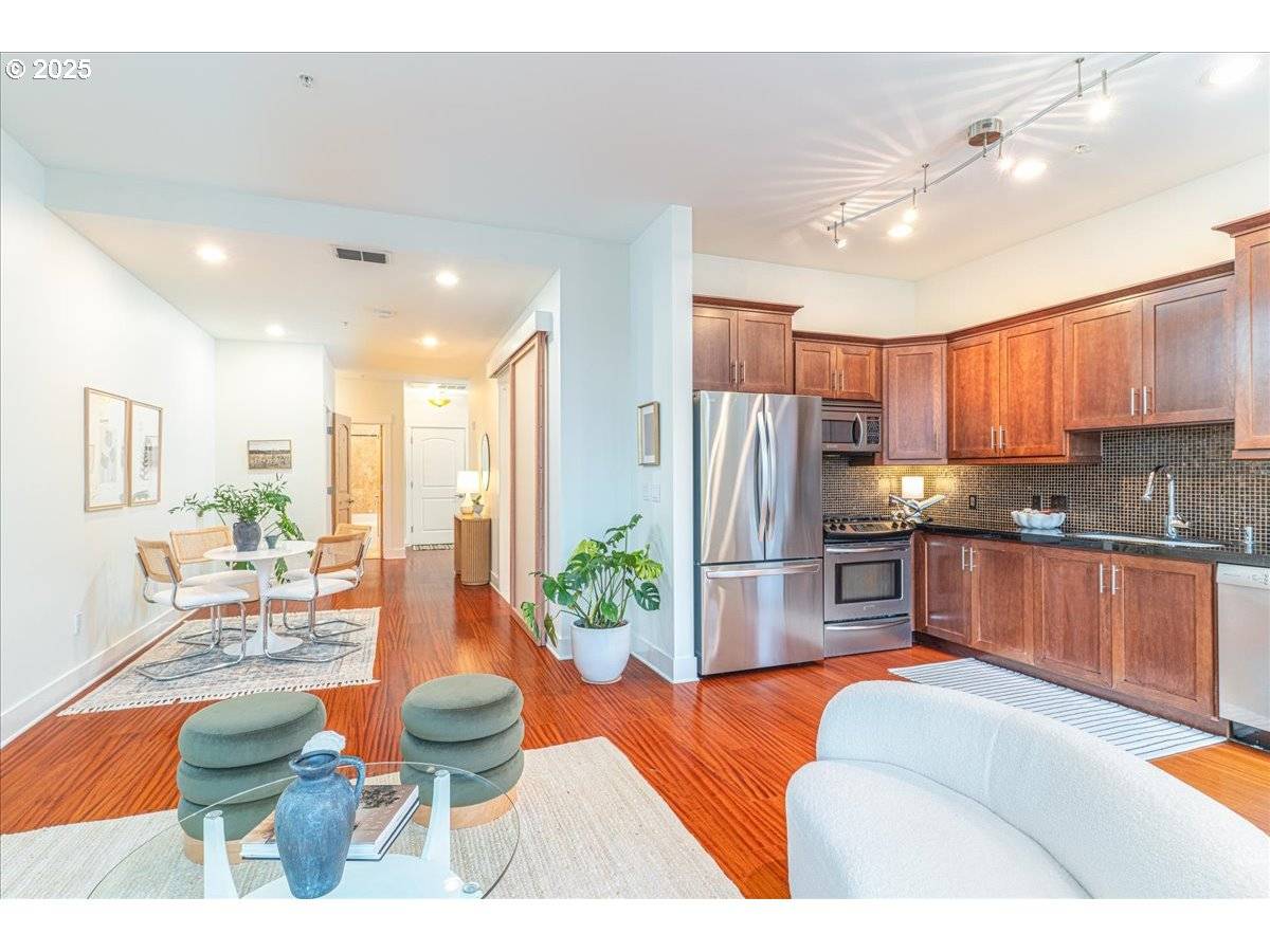 Portland, OR 97214,838 SE 38th AVE #209