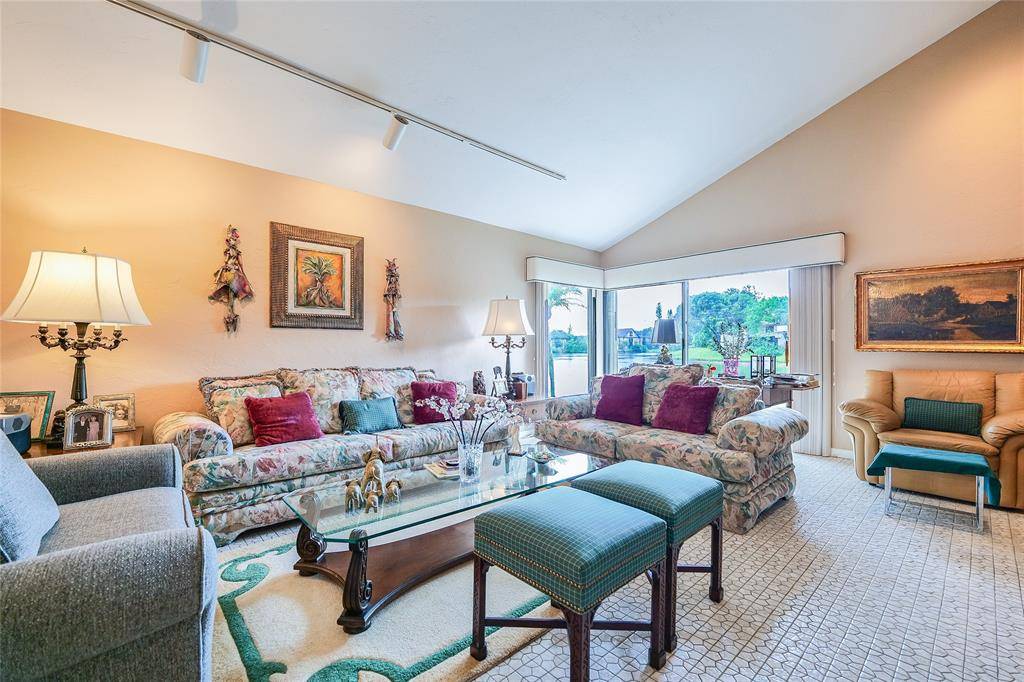 Lauderhill, FL 33319,5609 Hammock Ln #210