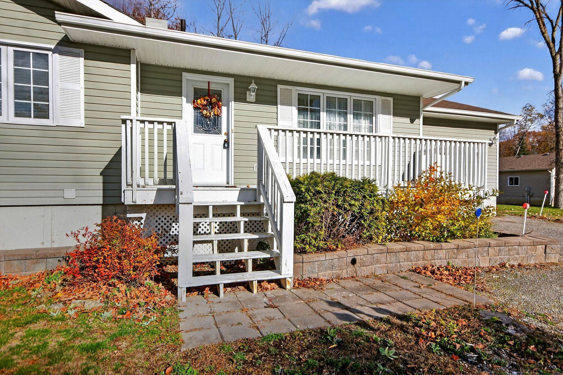 Rideau Lakes, ON K0G 1P0,5 Bay ST S