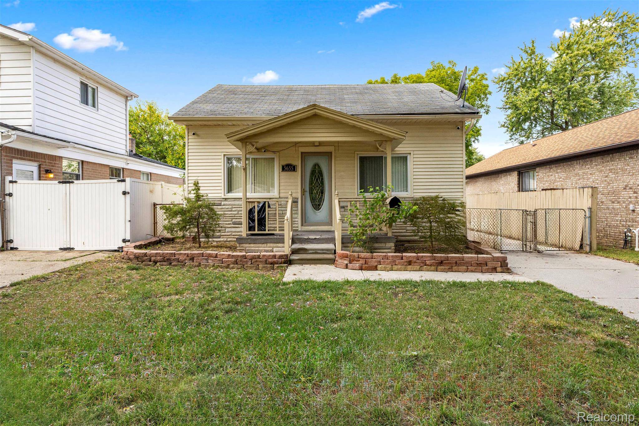 Dearborn Heights, MI 48127,5655 Robindale AVE