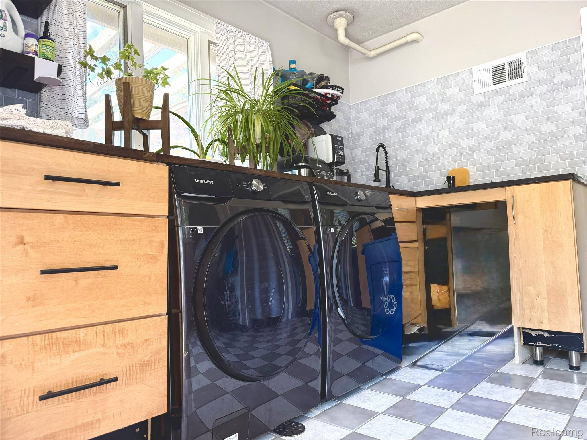 Farmington Hills, MI 48335,21045 Cass ST