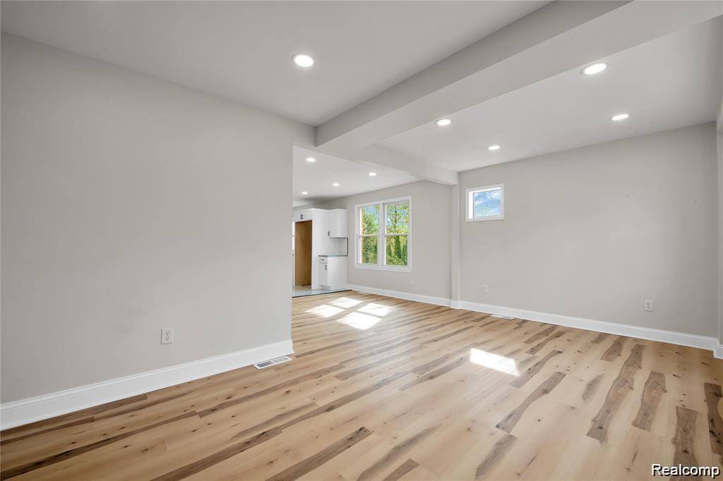 Detroit, MI 48213,13332 Maiden ST