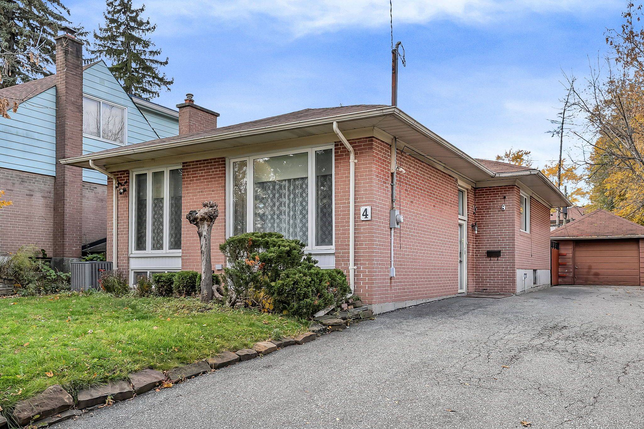 Toronto W10, ON M9W 2V9,4 Hallow CRES