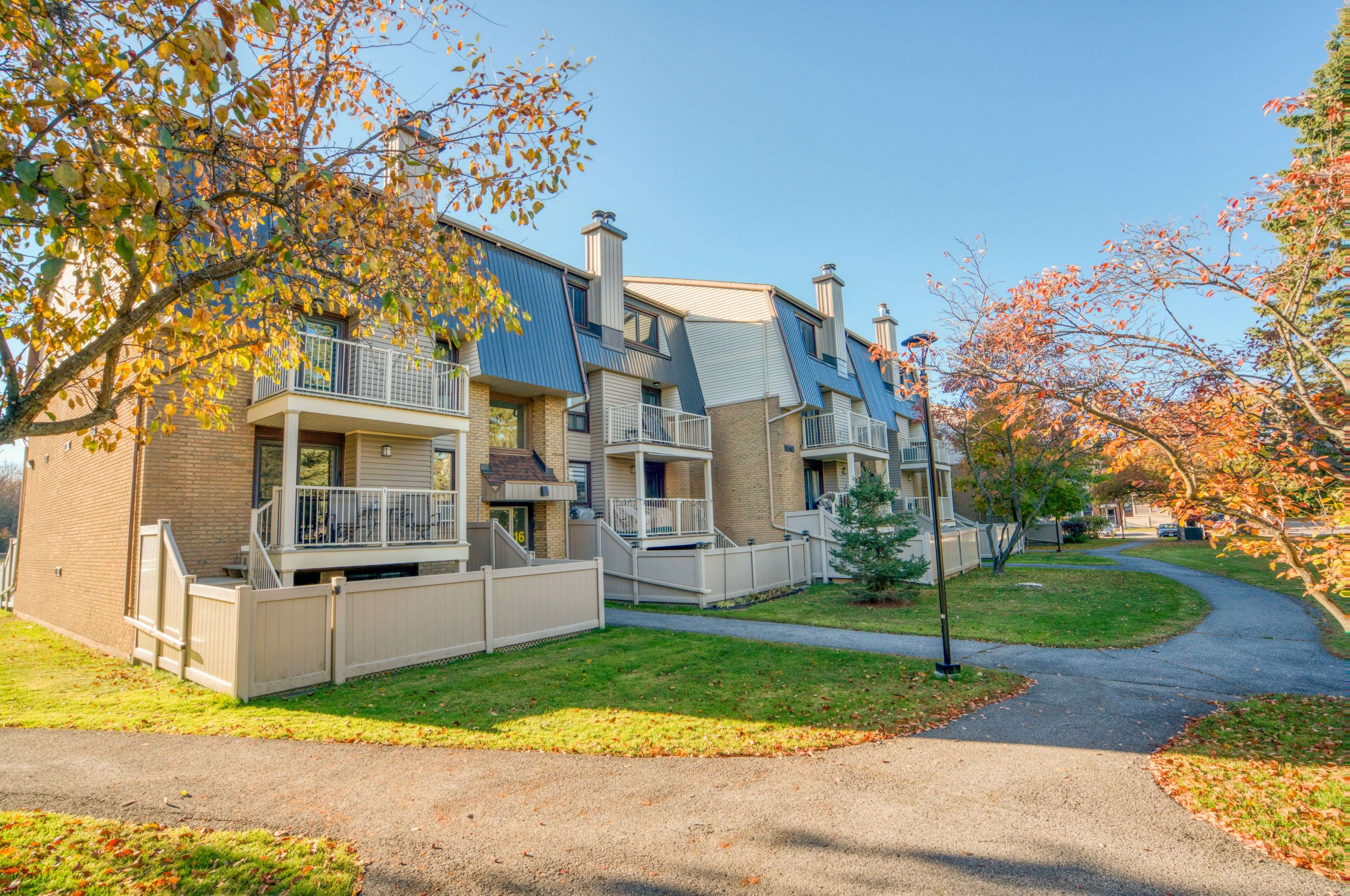 Barrhaven, ON K2J 2K4,16 Sweetbriar CIR #1