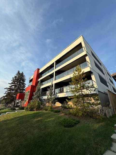 Calgary, AB T3C 1T8,1629 38 ST SW #102