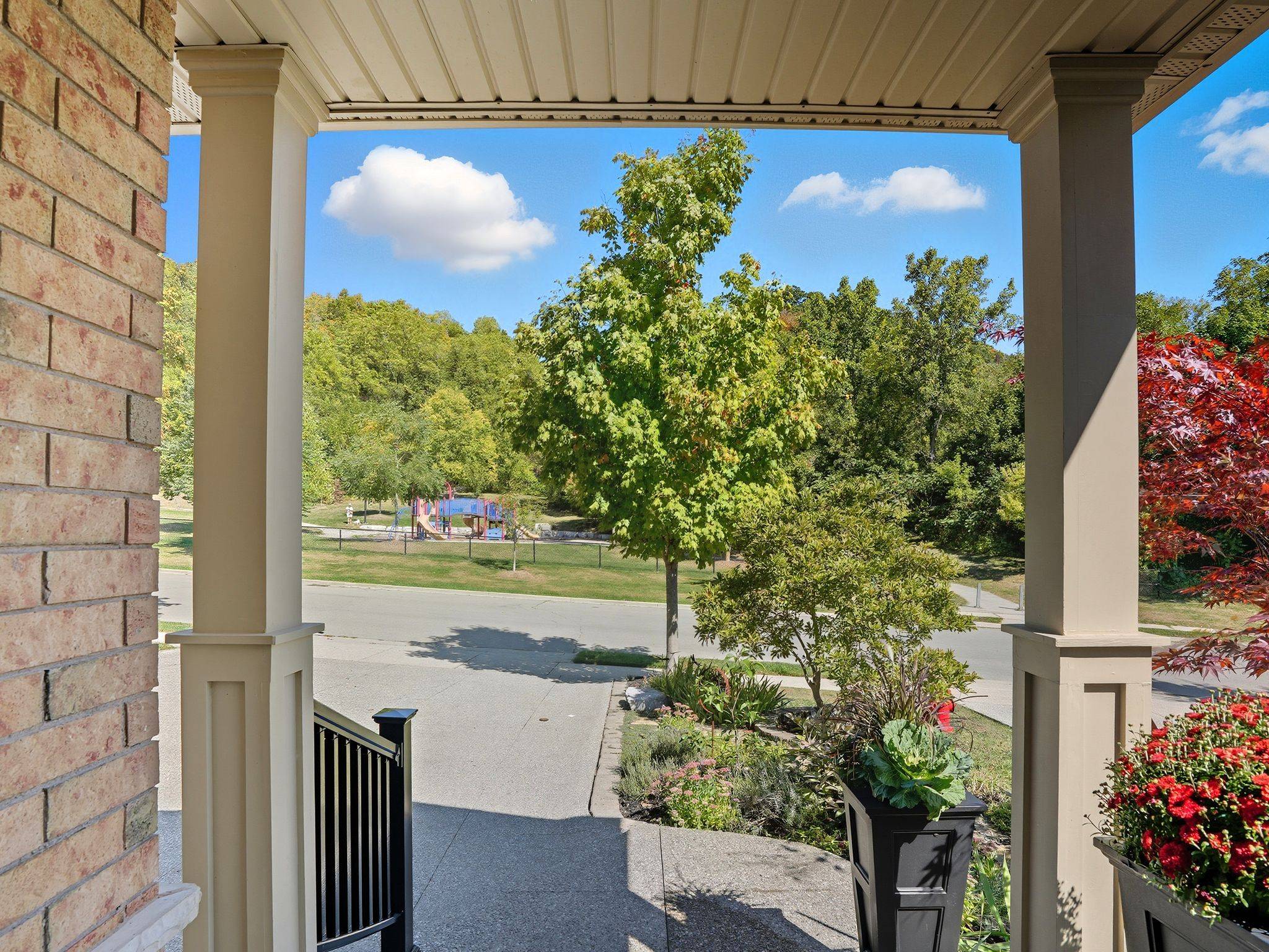 Hamilton, ON L9H 7S4,47 Livingstone DR