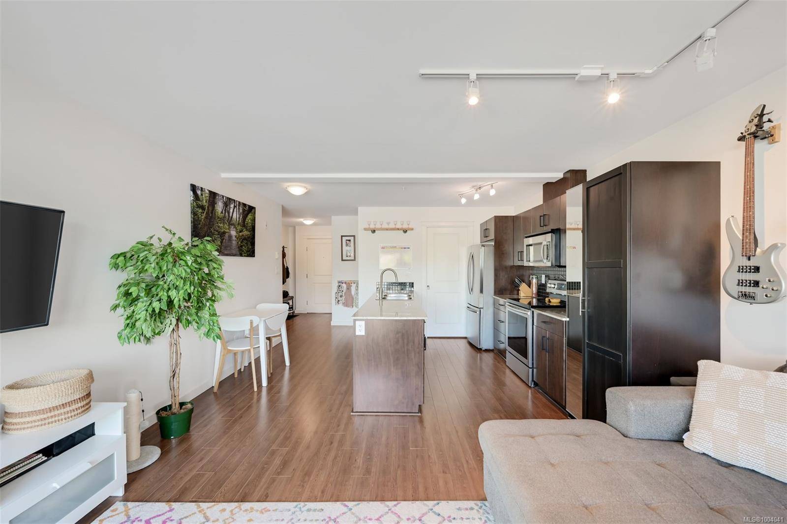 Esquimalt, BC V9A 0A4,1405 Esquimalt Rd #213