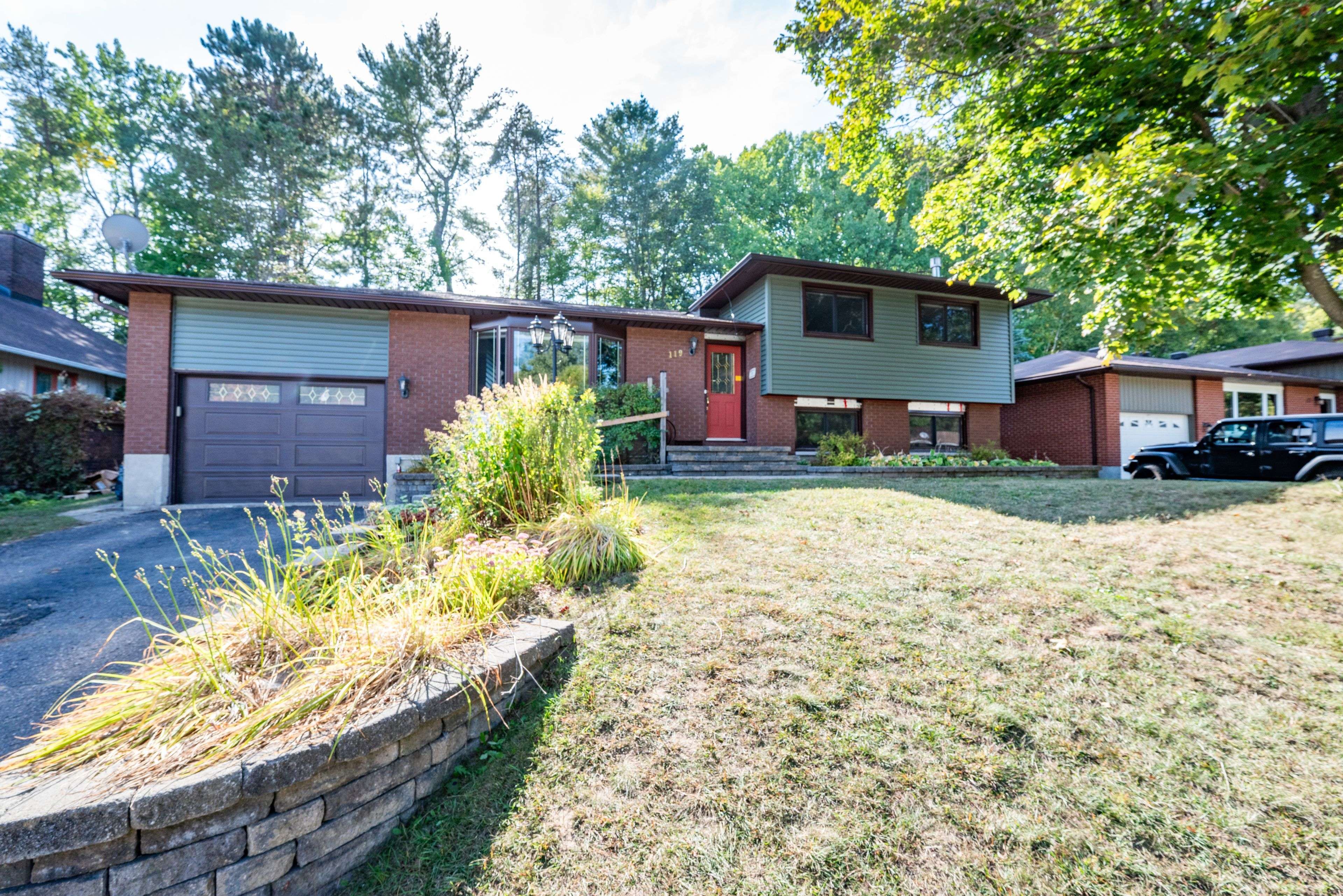 Deep River, ON K0J 1P0,119 FRONTENAC CRES