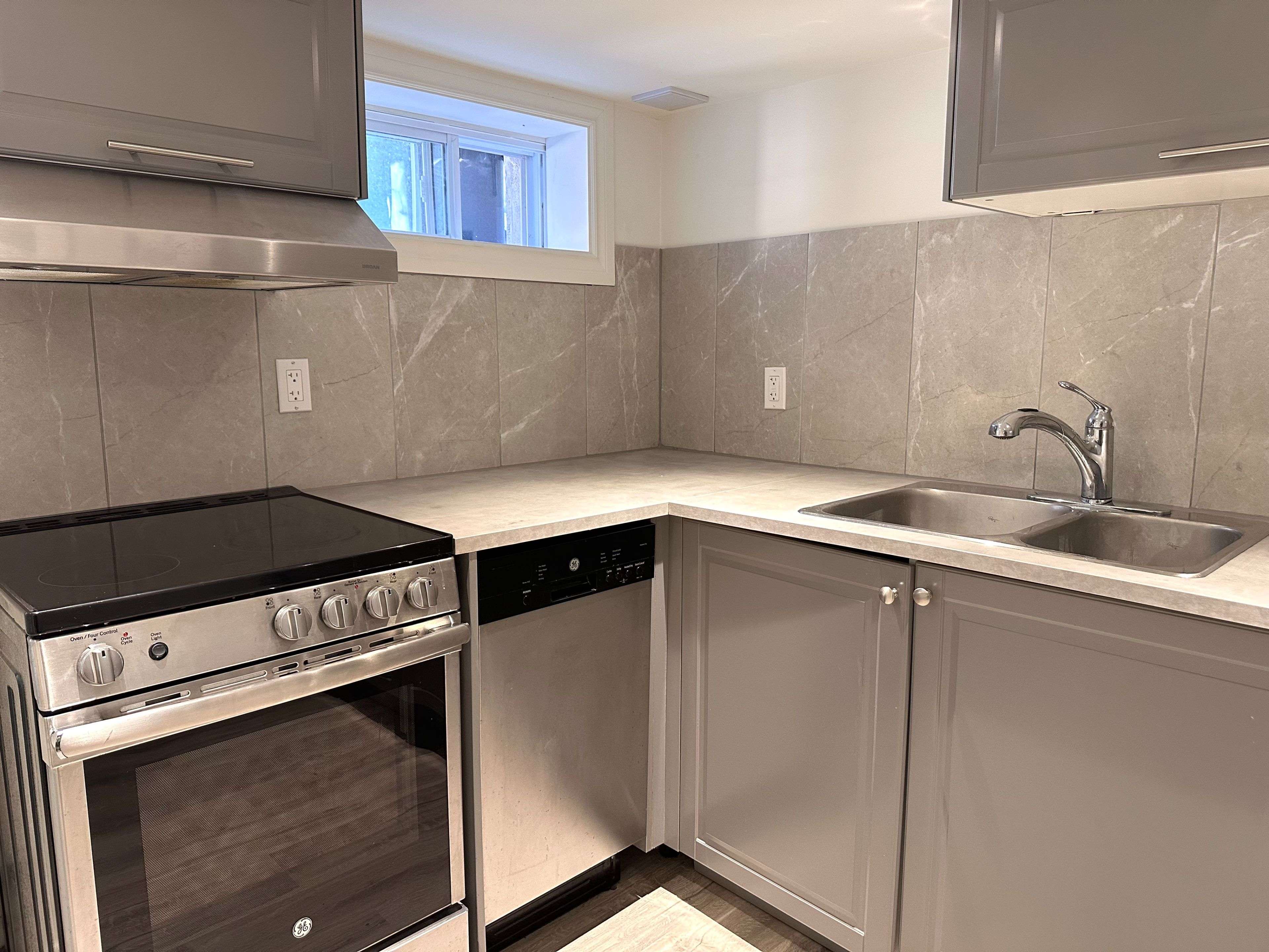 Toronto E02, ON M4C 1P3,33 Harris AVE