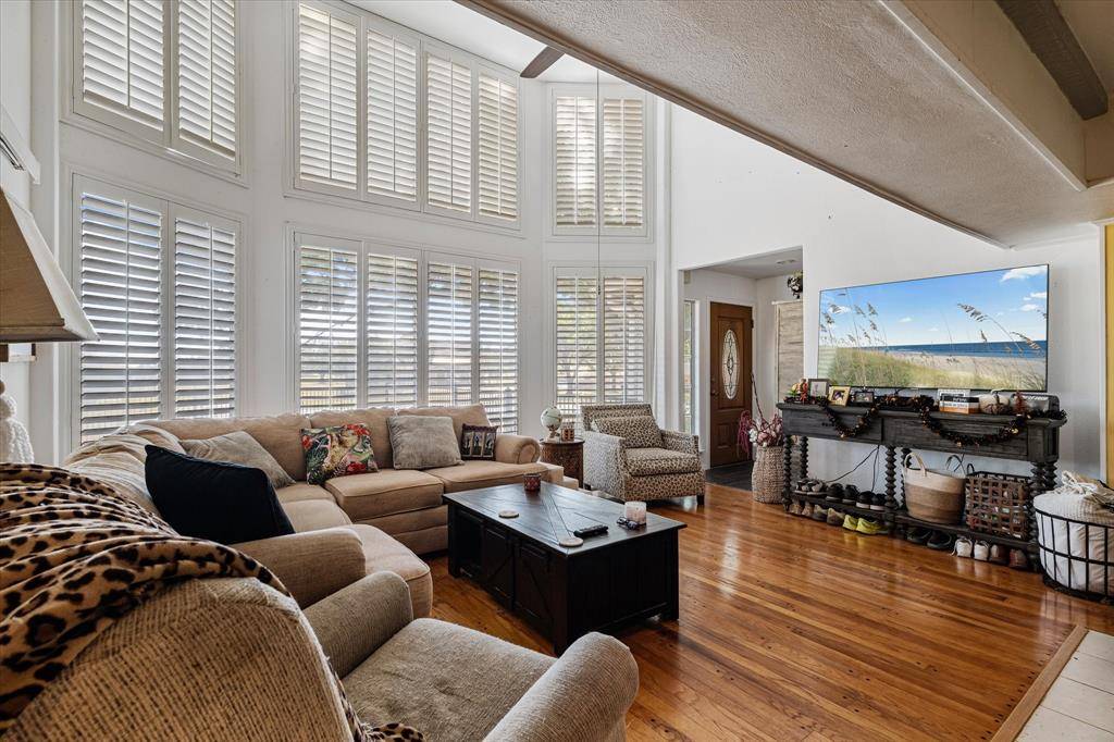 Lake Kiowa, TX 76240,734 Kiowa Drive W