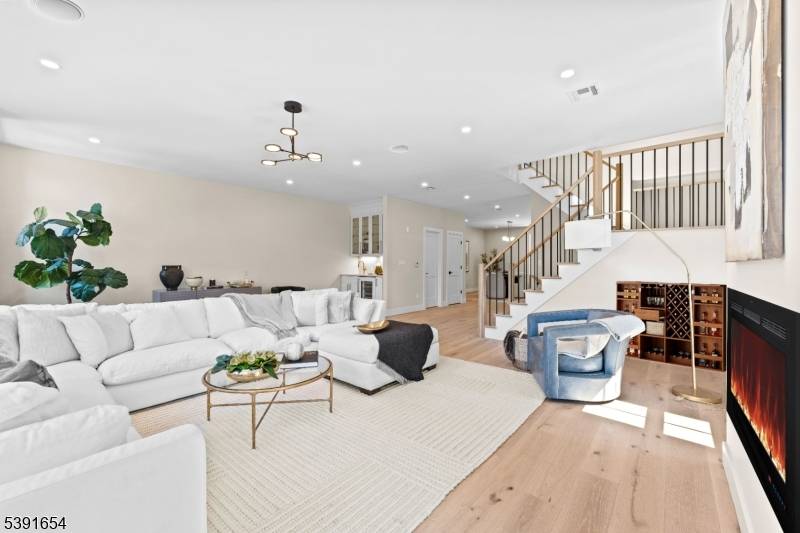 Woodcliff Lake Boro, NJ 07677,188 Broadway #5